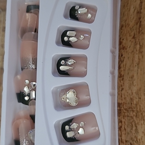 3D Rhinestone Heart French Manicure Press On Nails - Picture 9 of 10